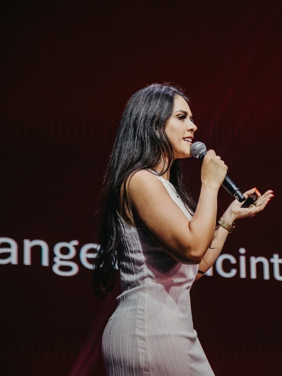 Angélica Jacinto palestrando